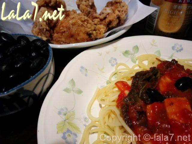 黒豆入りスパゲッティと唐揚げ