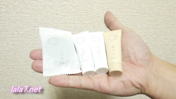 「あきゅらいず」お試し詰め合わせセット手にとったところ