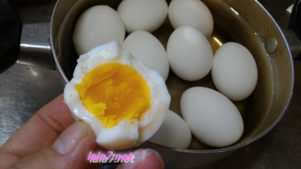 ゆで卵6分半ゆで水でさましすぐむきました黄身の状態