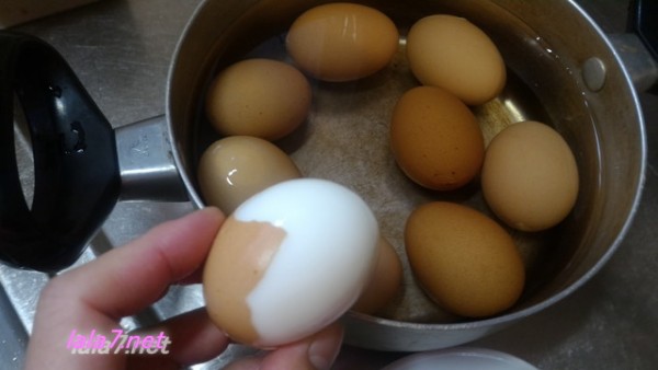 ゆで時間6分のゆで卵の様子からをむいているところ