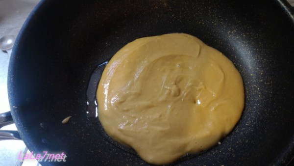 大豆粉パンケーキフライパンに生地を流し込んだところ
