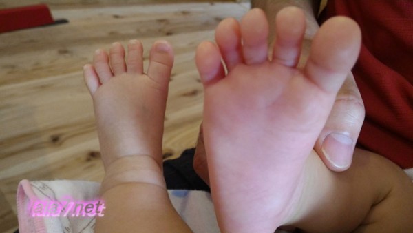 生後一か月半の孫赤ちゃんの足