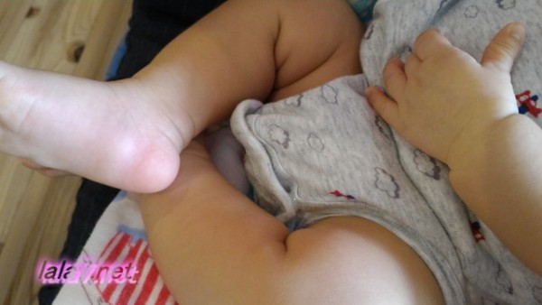 生後一か月半の孫赤ちゃんの手足