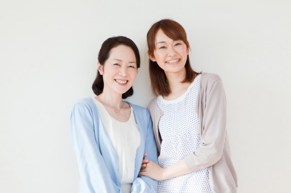 微笑む女性二人