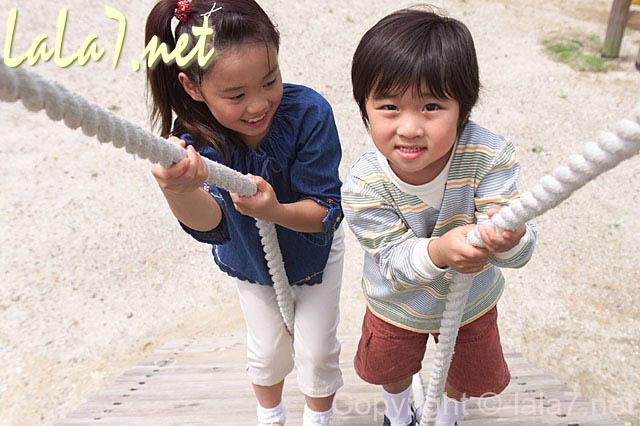 公園で遊ぶ男の子と女の子 幼児