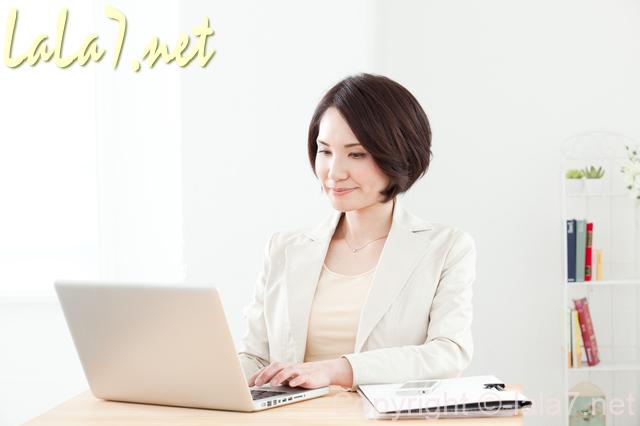 女性　パソコンに向かう　白い服　考えている