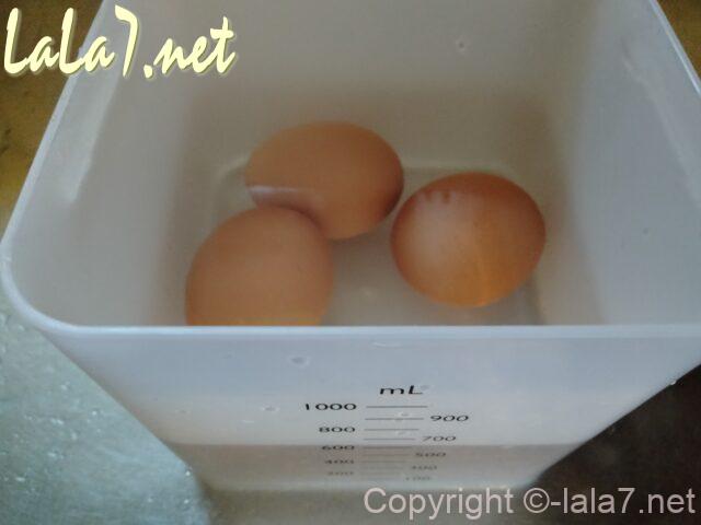 ヨーグルトメーカーの容器に70度のお湯と卵3つ
